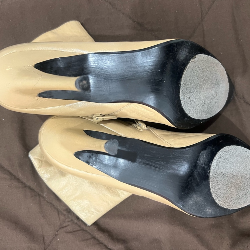 Colin Stuart Cream Heeled Boots with Pointed Toe